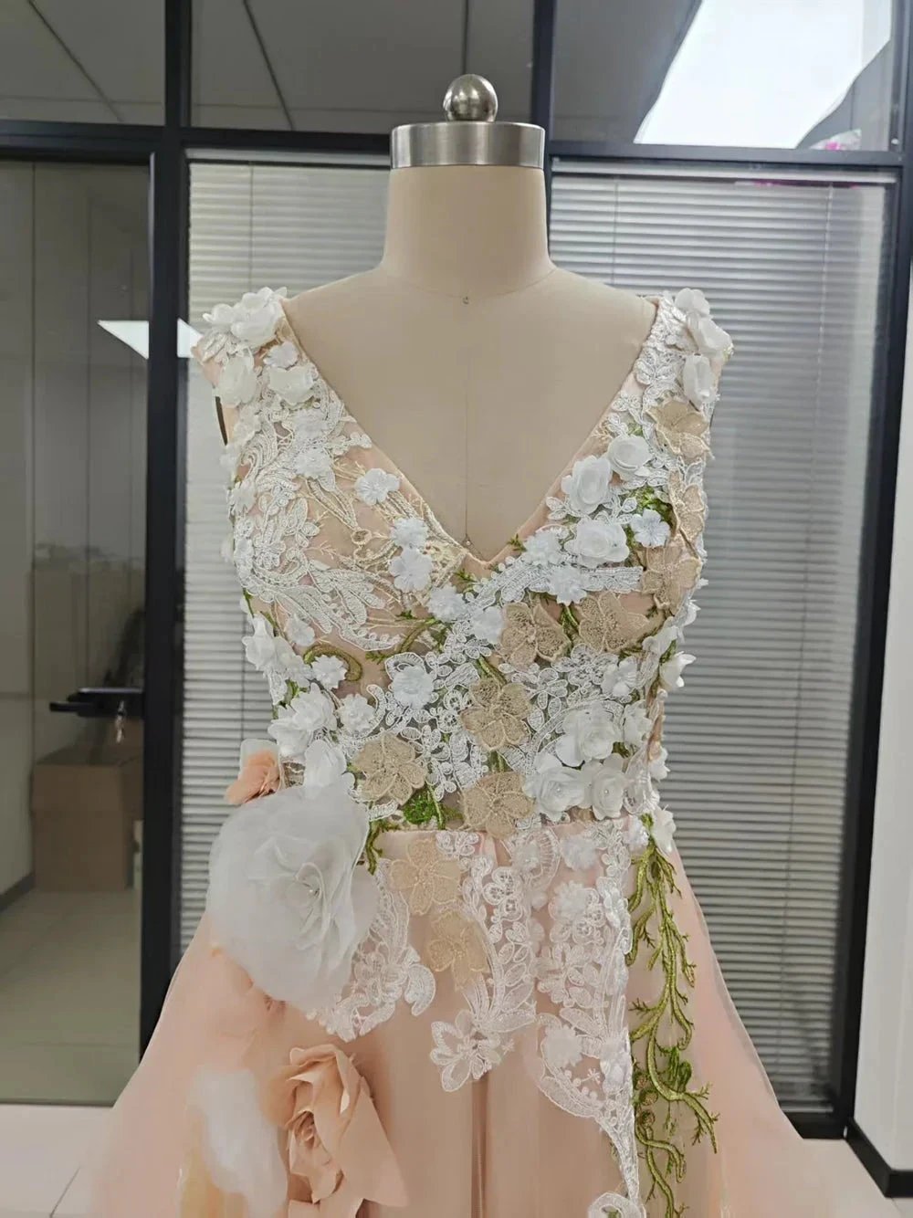 Elegant Tulle A-line V-neck Floral Lace Prom Dresses Formal Evening Party Gown