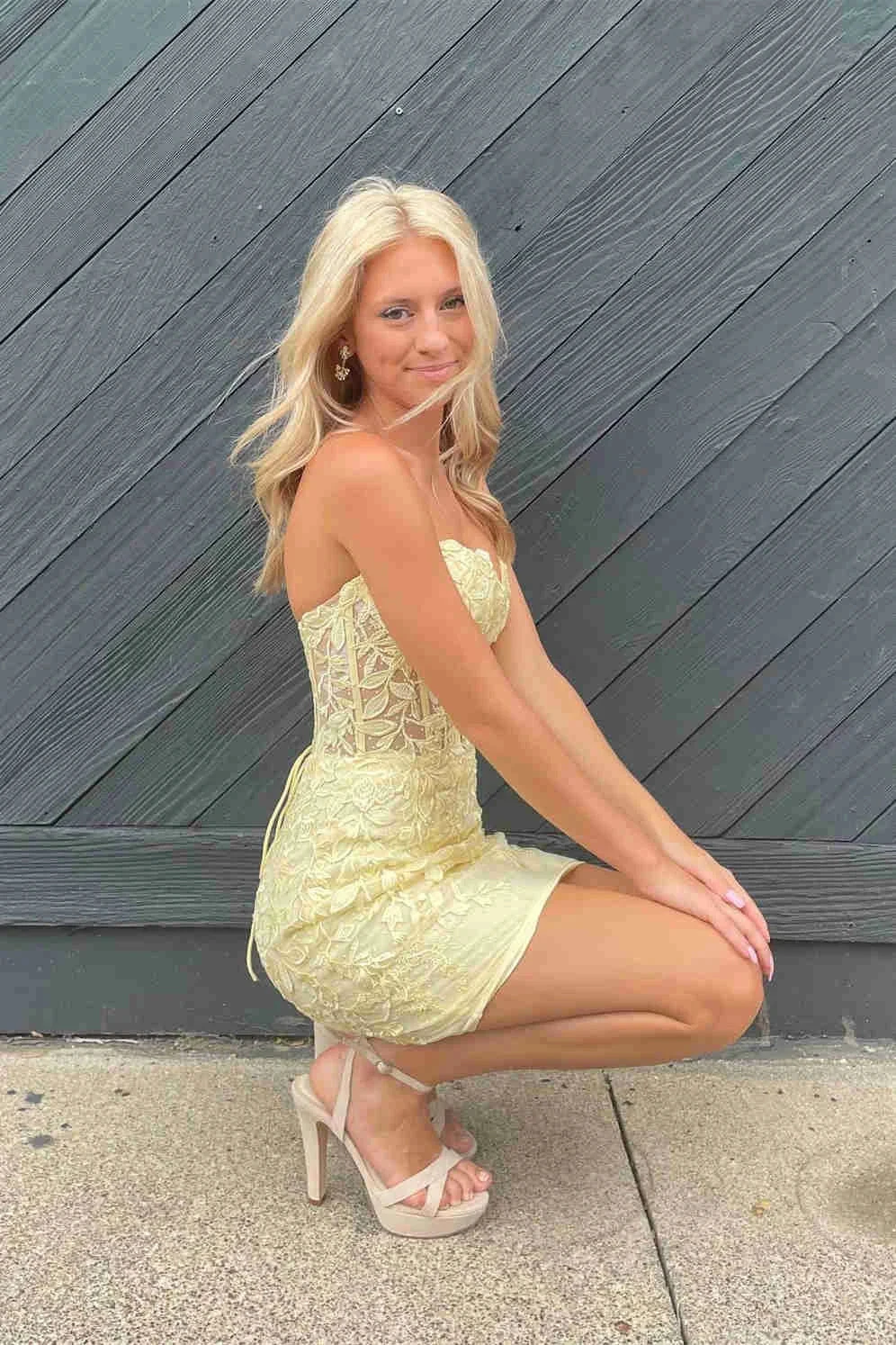 Lace-Up Appliques Strapless Sheath Homecoming Dress Y2490