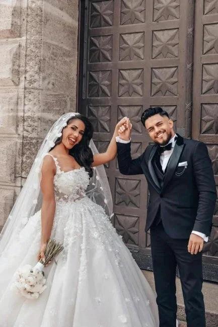 Charming Ball Gown Lace Square Sleeveless White Wedding Dresses With Appliques