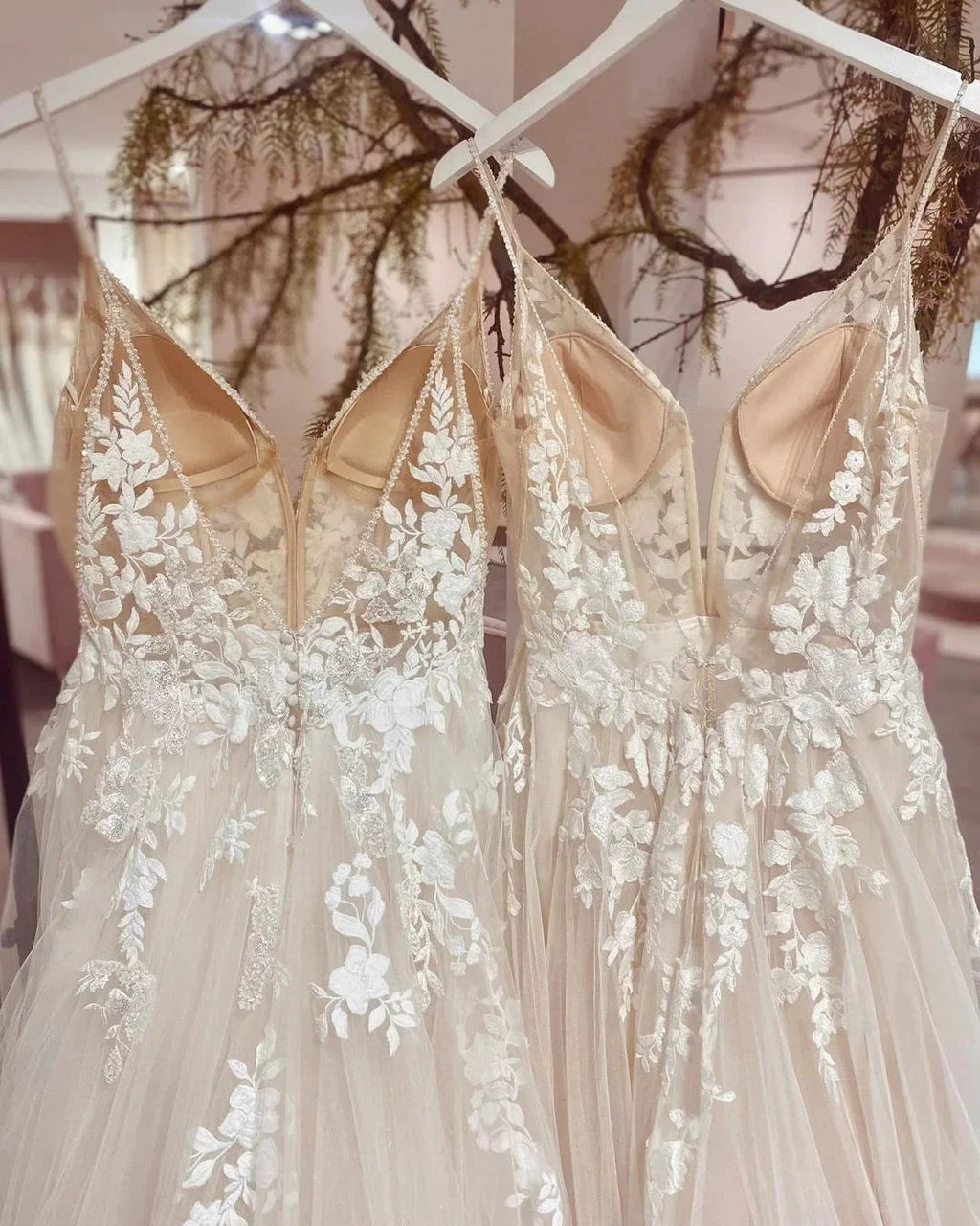Chic Long Spaghetti Straps V-neck A-Line Tulle Wedding Dress With Appliques Lace