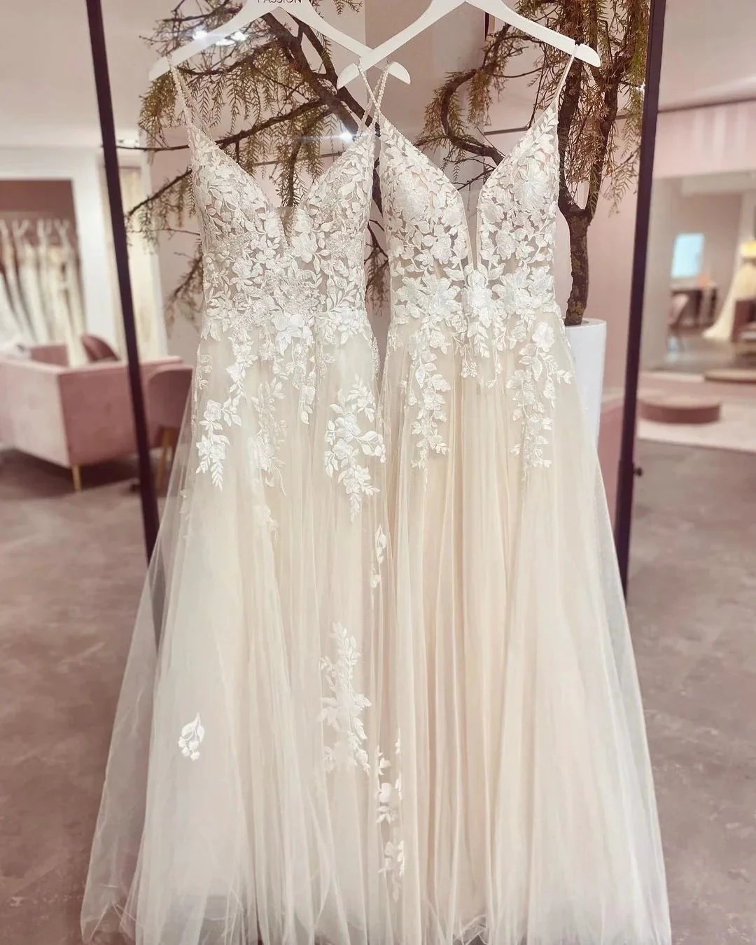 Chic Long Spaghetti Straps V-neck A-Line Tulle Wedding Dress With Appliques Lace