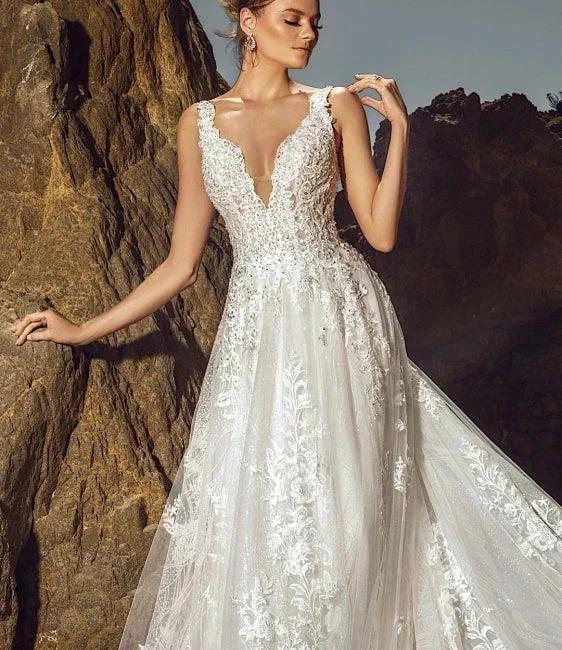 Chic Sleeveless V-Neck Wedding Dress Aline Tulle Brial Dress with Lace Appliques& Pockets