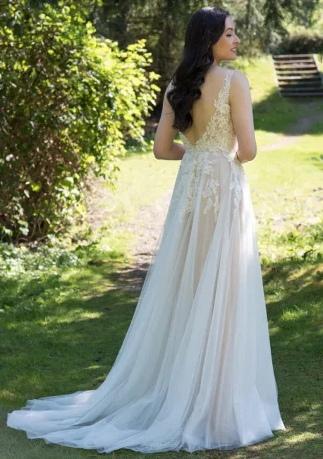 Chic V-neck Appliques Tulle A-line Wedding Dress