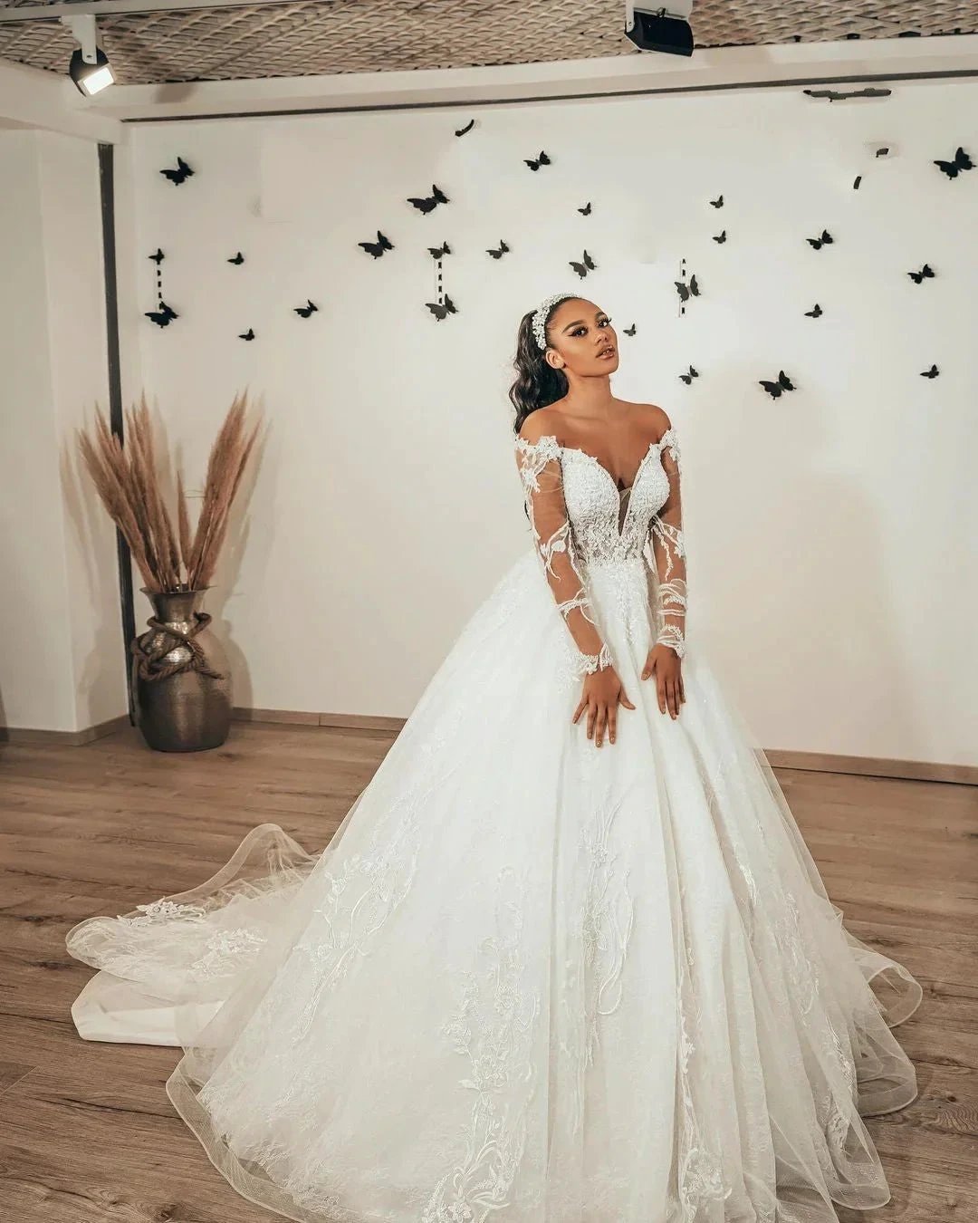 Classy Long A-Line Sweetheart Appliques Lace Tulle Wedding Dress with Sleeves