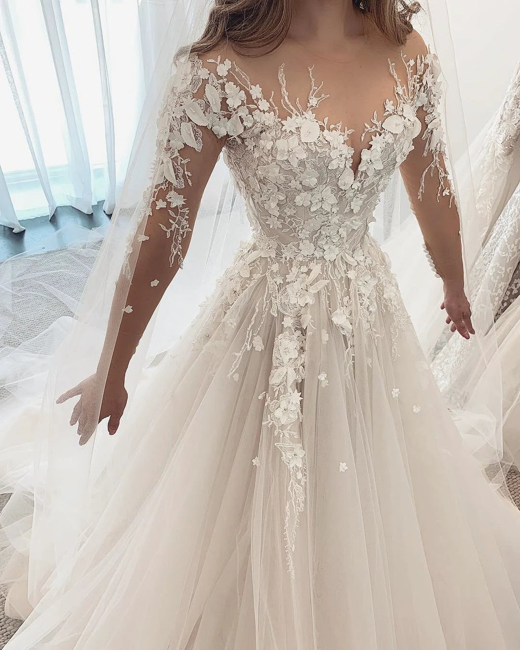 Elegant A-Line Sweetheart Long Sleeve Appliques Lace Tulle Wedding Dress