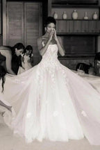 Elegant Designer Appliques A-line Wedding Dresses With Lace