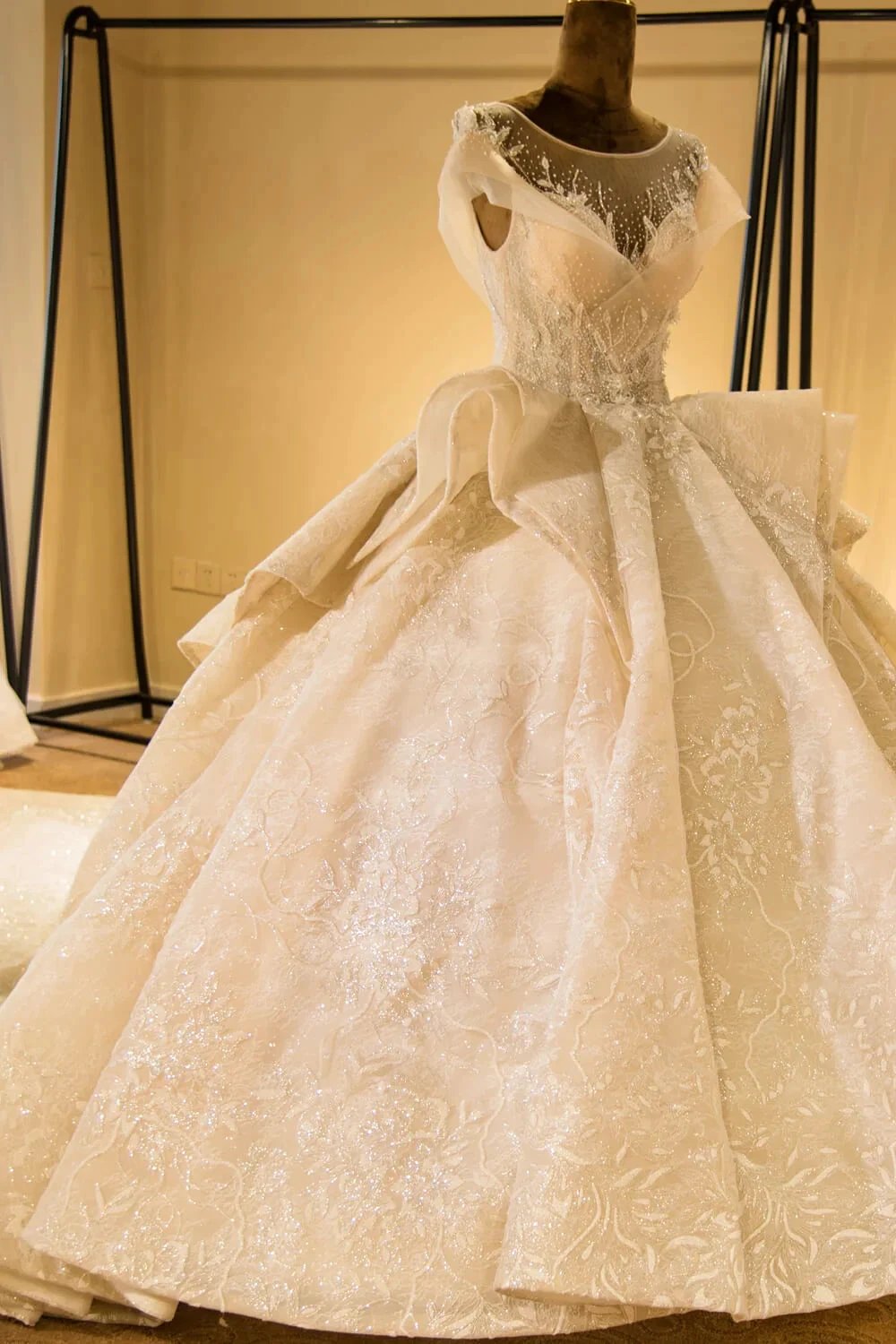 Elegant Illusion neck Cap Sleeve Appliques Tulle A-line Princess Wedding Dress