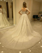 Elegant Long A-line Sweetheart Lace Appliques Wedding Dress with Sleeves