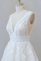 Elegant Long A-line V-neck Appliques Lace Tulle Backless Wedding Dress