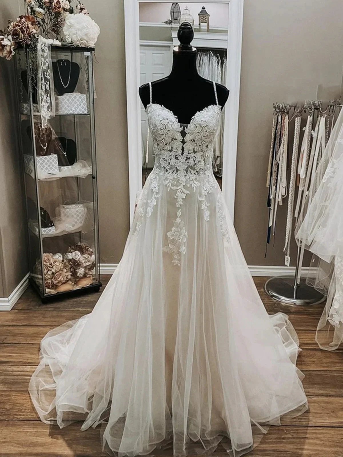 Elegant Long A-line V Neck Spaghetti Straps Lace Tulle Wedding Dresses