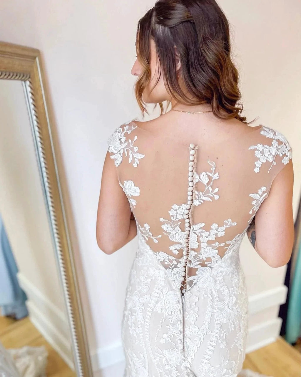 Elegant Long Mermaid Bateau Appliques Lace Backless Wedding Dress