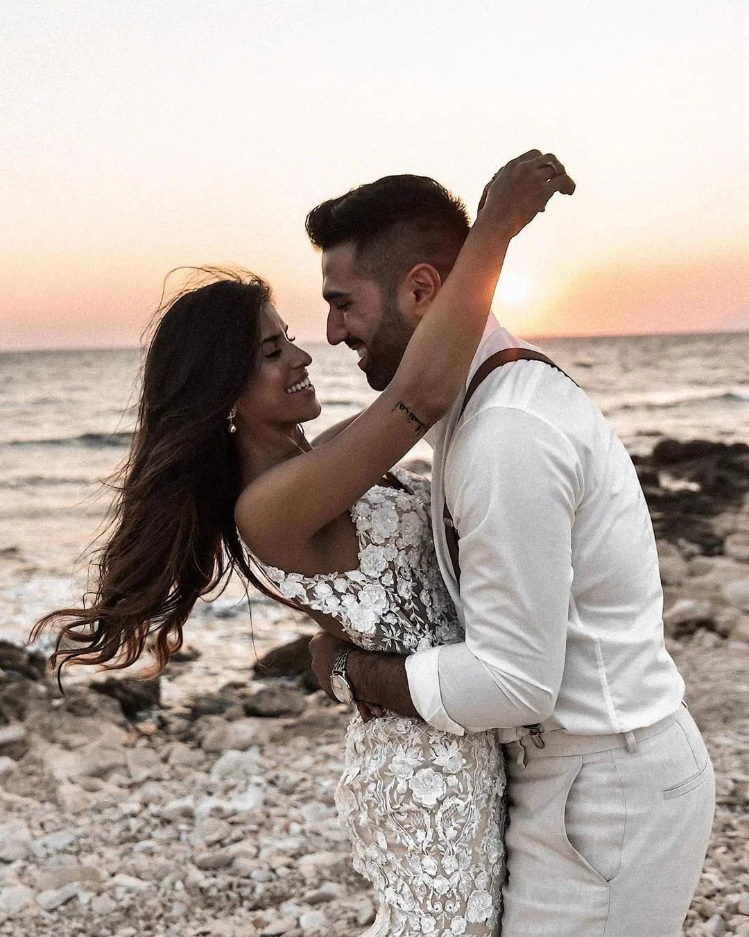 Elegant Long Mermaid V-neck Floral Lace Backless Wedding Dress