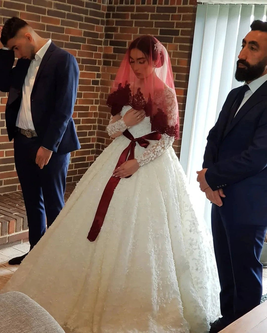 Elegant Long Princess Tulle Lace Wedding Dresses with Sleeves