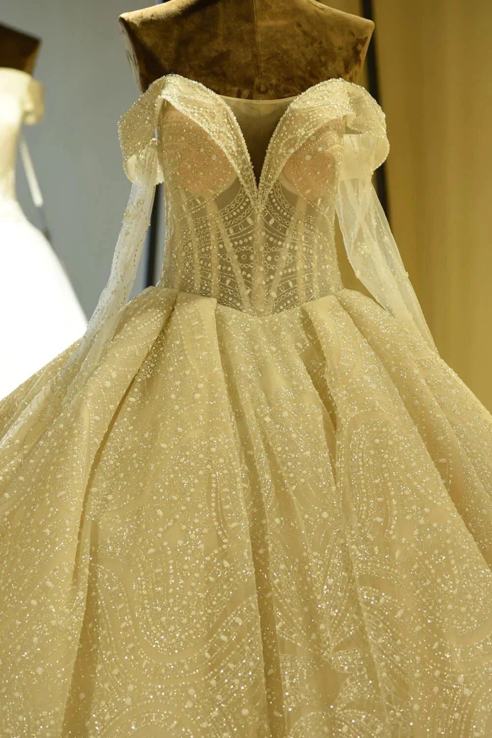 Elegant Long Sleeve Sweetheart Lace-up Ivory Tulle Ball Gown Wedding Dress
