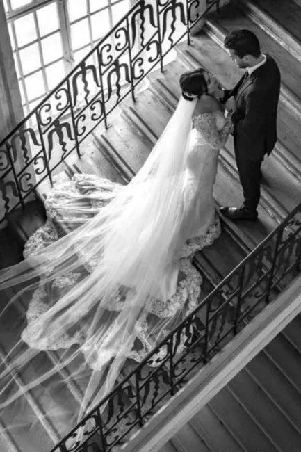 Elegant V-Neck Long-Sleeve Mermaid Floor-Length Lace Wedding Dresses with Chapel Trian