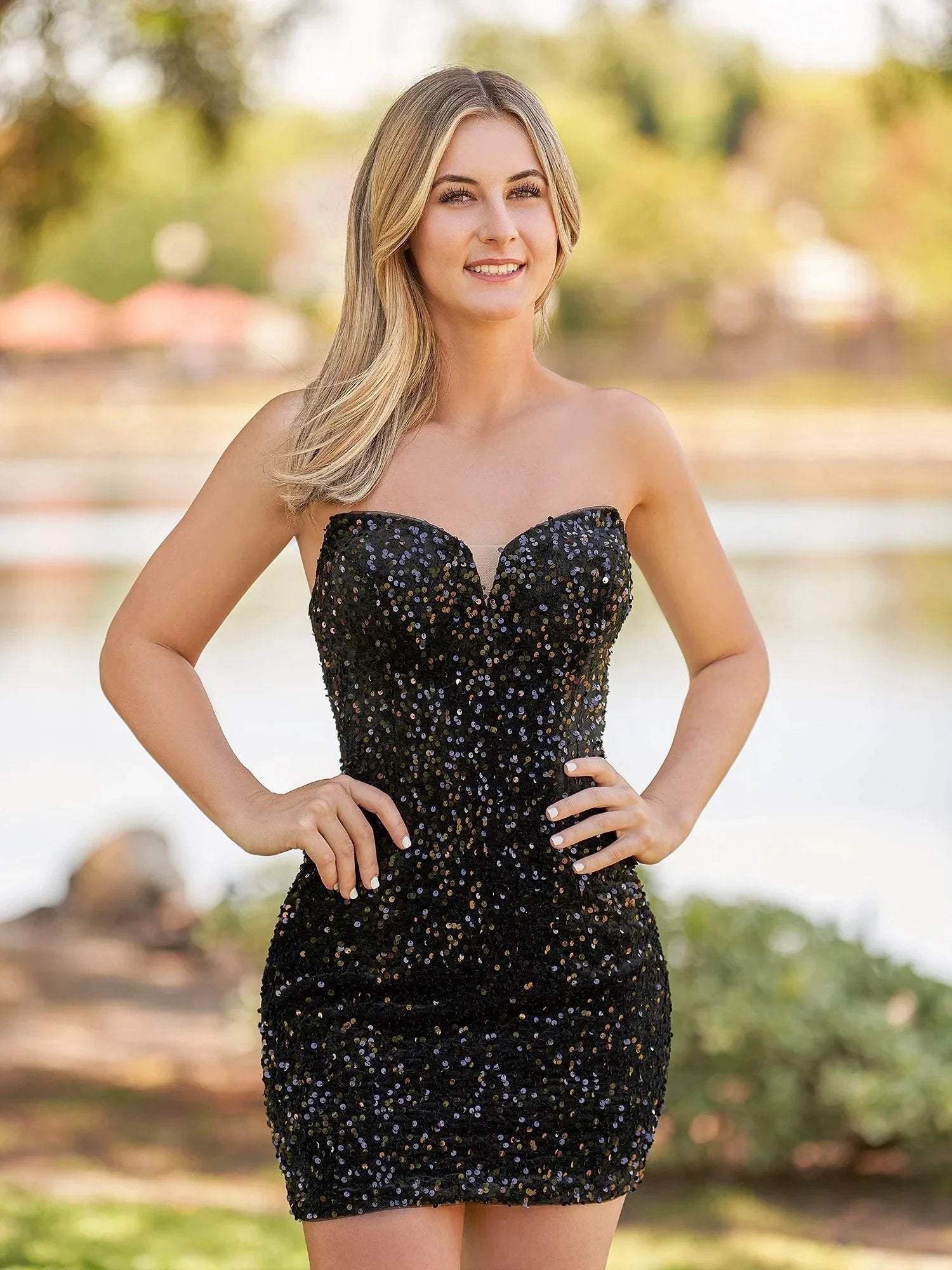 Sweetheart Black Sequin Short Homecoming Dresses