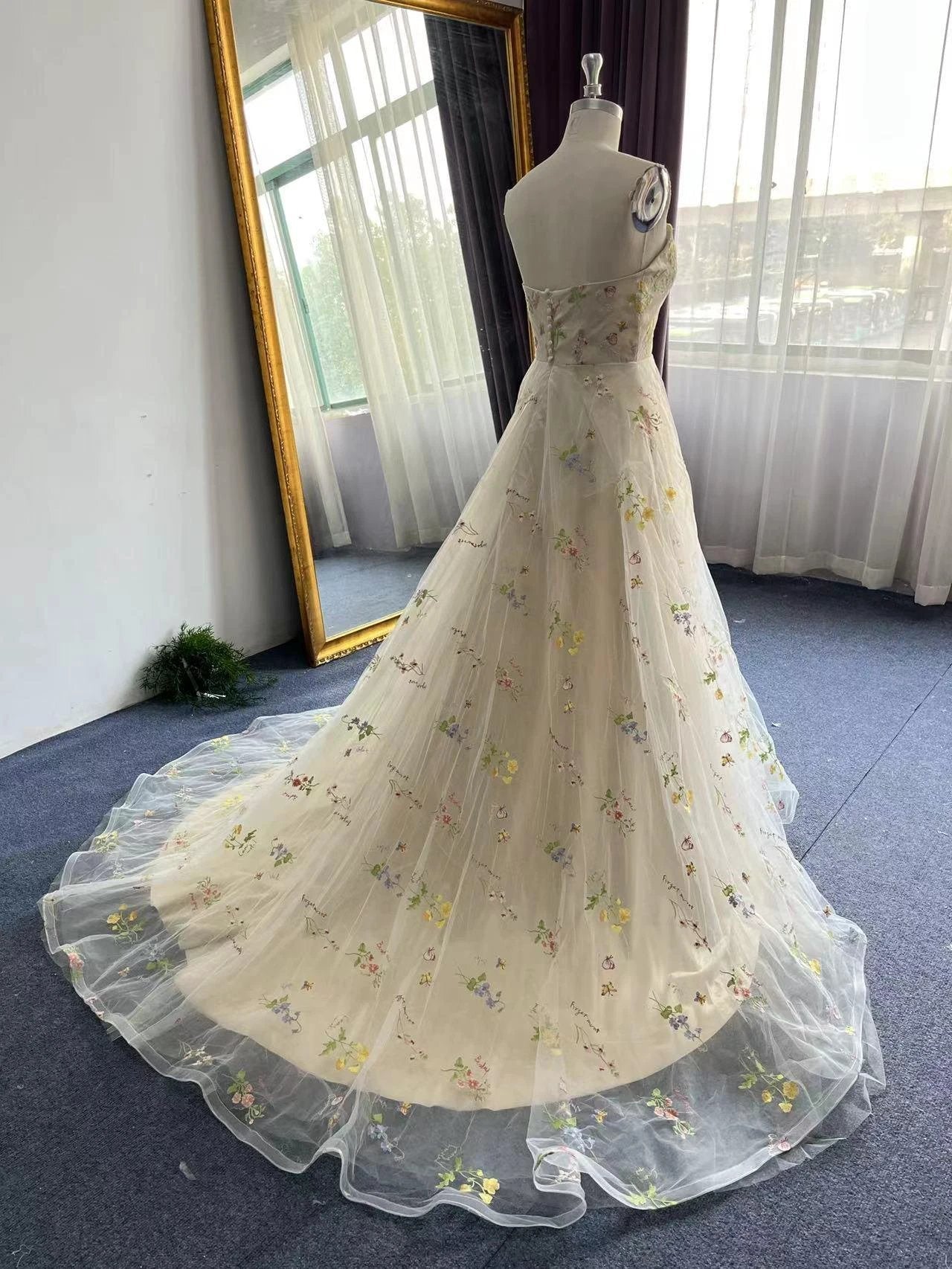 Exquisite A-line Flower Strapless Tulle Prom Dress