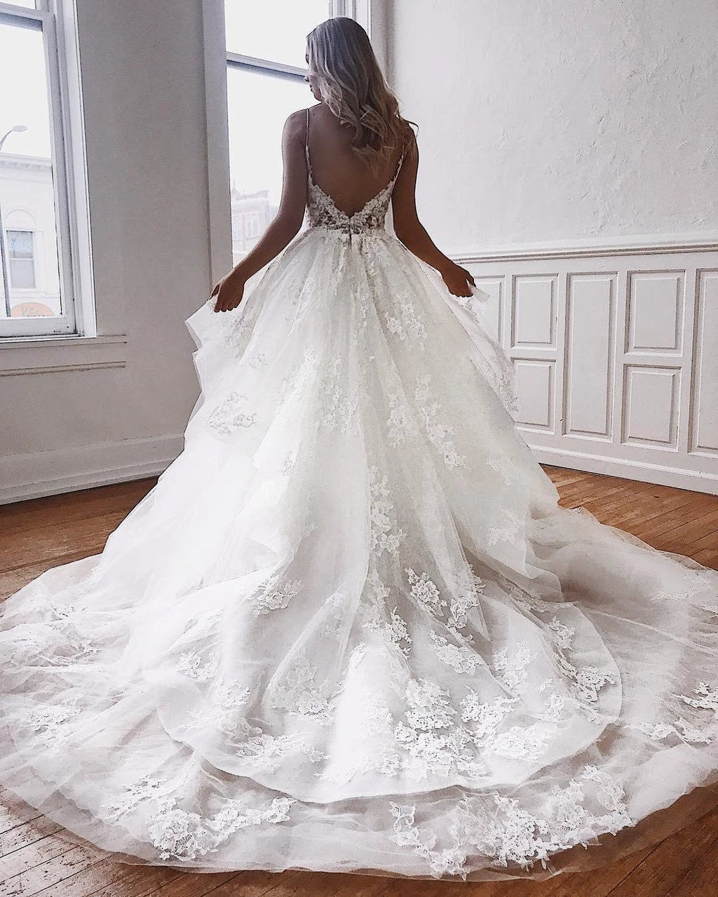 Glamorous Long A-Line Spaghetti-Straps Lace Appliques Wedding Dresses