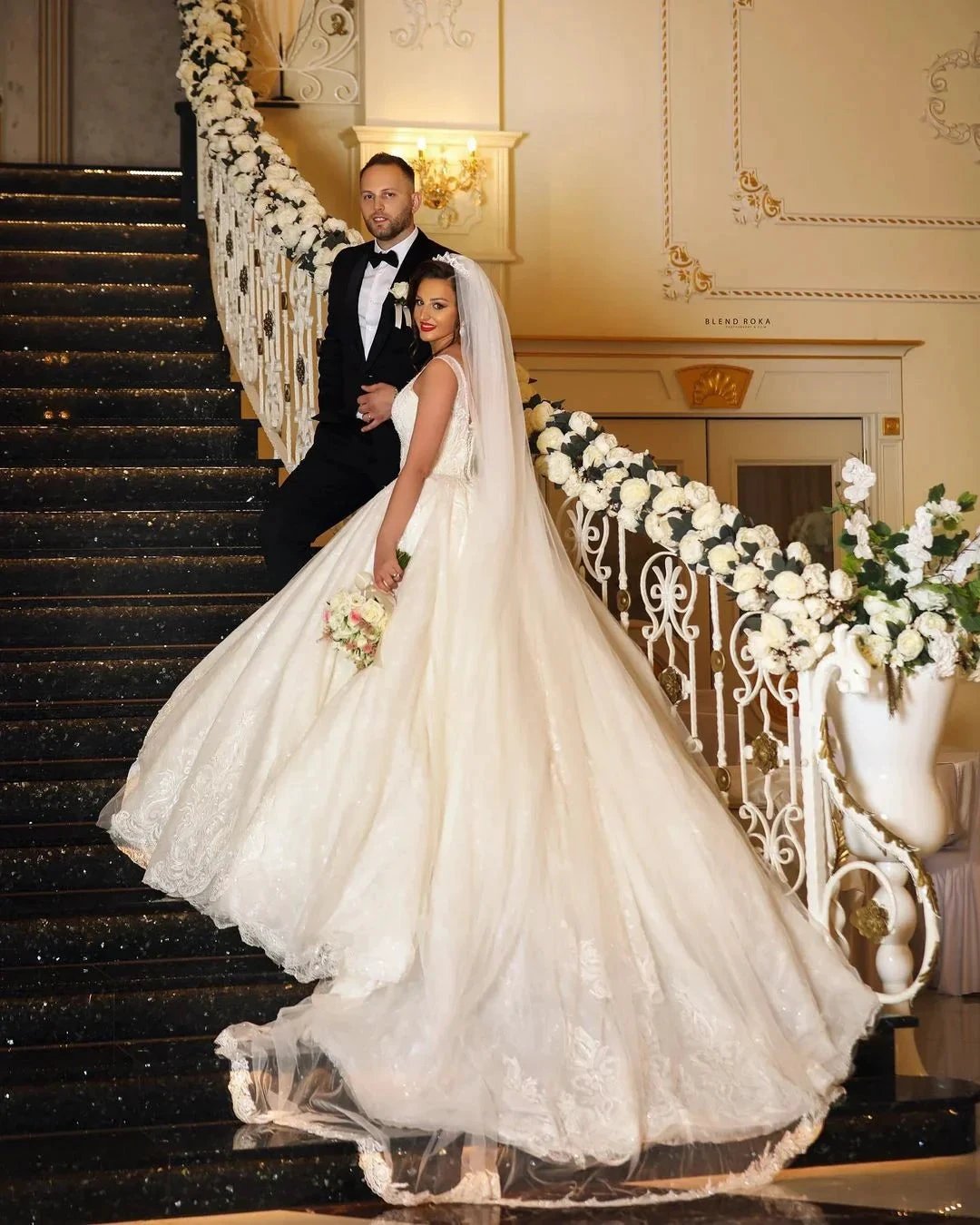 Glamorous Long Ball Gown V-neck Tulle Wedding Dress with Lace Appliques