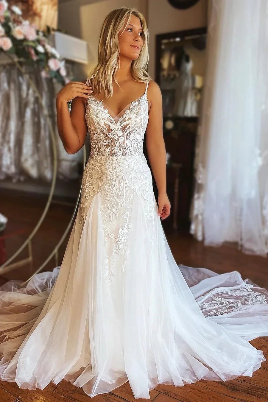 Modern Long A-line Spaghetti Straps Lace Sleeveless Wedding Dress