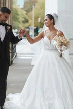 Princess White A-line V-neck Sleeveless Wedding Dresses With Lace
