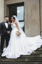 Princess White A-line V-neck Sleeveless Wedding Dresses With Lace
