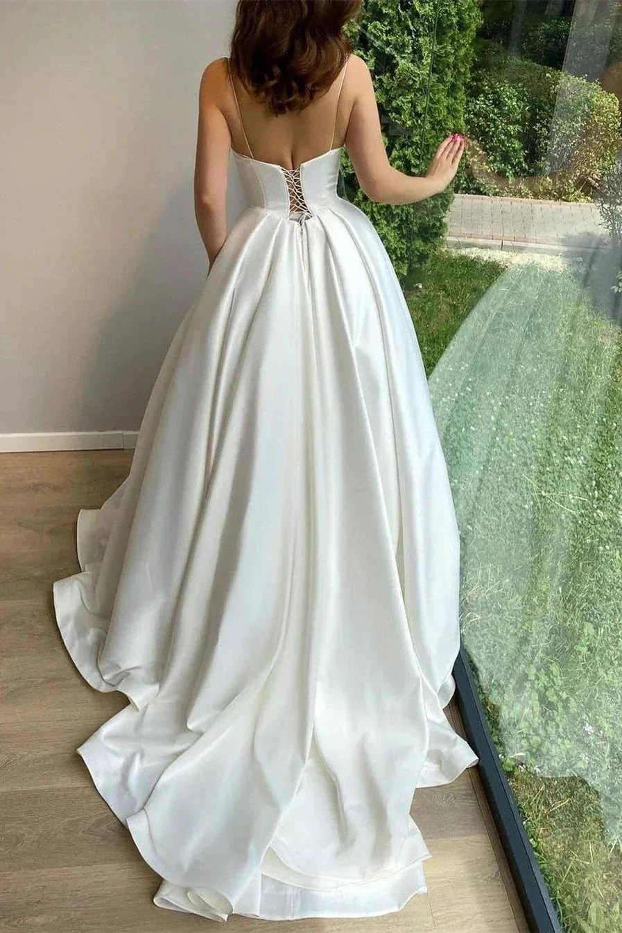 Romantic Spaghetti Straps White Lace Appliques Aline Wedding Dress Sleeveless Bridal Dress with Train