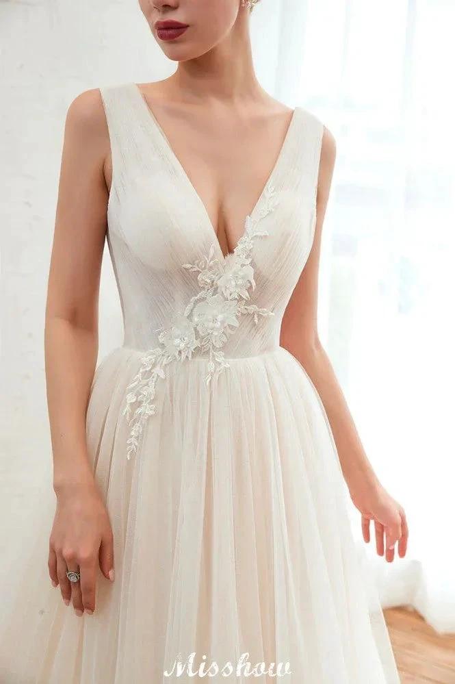 Sexy V-neck Princess Tulle Wedding Dress with Lace Appliques