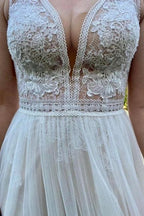 Simple V-Neck Sleeveless Column Tulle Floor-Length Wedding Dresses with Lace