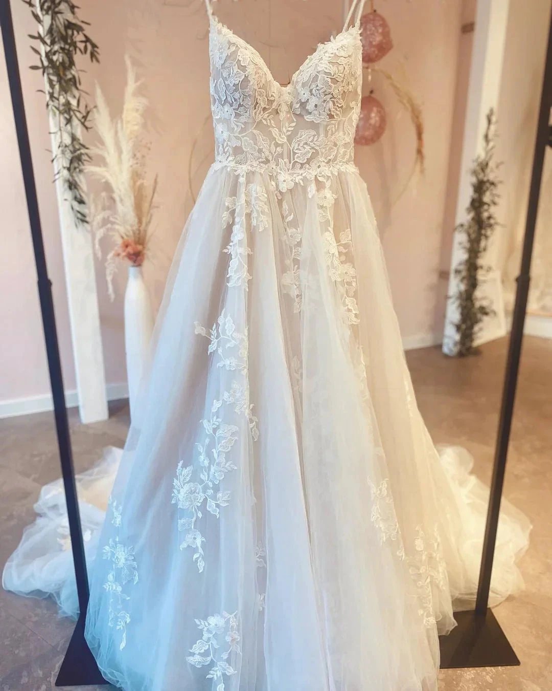 Vintage Long A-Line Spaghetti Straps Appliques Lace Wedding Dress With Train