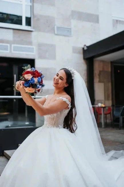 Vintage Princess Off-the-shoulder V-neck Sleeveless Lace Wedding Dresses